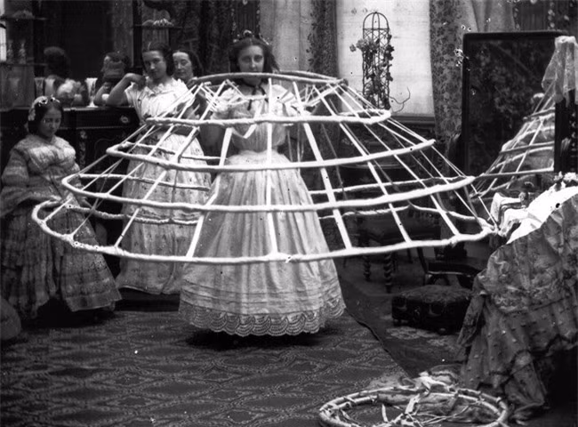 Giat thot trang phuc phu nu Chau Au me dam nhung nguy hiem kho luong-Hinh-3