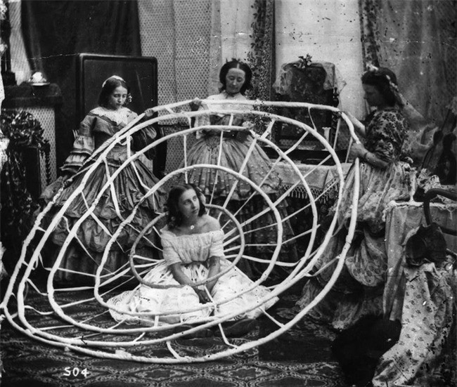 Giat thot trang phuc phu nu Chau Au me dam nhung nguy hiem kho luong-Hinh-9