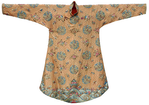 Trang phục thiết thường triều của vua gồm mũ bình thiên, áo hoàng bào thêu viên long nạm trân châu, tơ vàng và đôi hài thêu cầu kỳ. Dịp vua tế Nam Giao gồm miện, áo cổn màu đen tay thụng thật lớn thêu lưỡng long triều nhật dọc hai thân trước. Áo vua mặc đi cày ruộng tịch điền là áo sa kép màu gạch non, thêu các hình rồng nhỏ ẩn trong các cụm mây. Ảnh: Hoàng bào của vua, mặc lúc thiết thường triều. 