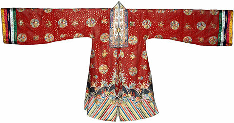 Trên áo mão của hoàng thái hậu và hoàng hậu trang trí đồ án hoa văn đoàn phượng sống động sắc nét thì áo của công chúa và cung giai hình chim phượng thêu giản lược, và cách điệu thành chim loan, số đồ trân bảo đính kèm cũng ít hơn. Ảnh: Áo đoàn loan nhật bình của công chúa. 