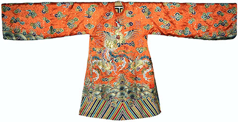 Về đề tài trang trí, sự phân chia thứ bậc theo chủ đề được tuân thủ nghiêm ngặt. Áo vua thêu rồng, áo hoàng tử trang trí lân, áo hoàng hậu công chúa thêu hoa và chim phượng (có 3 dải đuôi), áo công chúa thêu chim loan (giống như chim phượng nhưng chỉ có 1 dải đuôi). Mũ đại triều của vua có 9 hình rồng hướng thiên bằng vàng. Ảnh: Phượng bào của hoàng hậu, mặc lúc thiết đại triều.