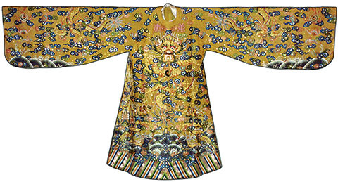 Các loại vải lụa dùng để may trang phục, mũ mão cho vua chúa, hoàng thân quốc thích đều là hàng cao cấp, do triều đình đặt mua ở Trung Hoa. Riêng màu vàng, nhà Nguyễn đặt các hộ dệt vải lụa ở Hà Đông chuyên dệt lụa, gấm màu vàng dành riêng cho triều đình. Các hộ dệt vải lụa truyền thống ở một số địa phương khác cũng được yêu cầu tiến nộp các mặt hàng dệt cao cấp thay cho việc nộp thuế bằng tiền. Ảnh: Long bào của vua, mặc lúc thiết đại triều. 