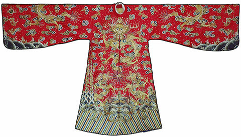 Hình rồng trên áo vua có 5 móng, áo của hoàng thái tử chỉ là rồng mặt nạ, không được trang trí phi long hay hồi long triều nhật và chỉ có 4 móng. Và nếu trên áo vua, hậu trang trí những con rồng có dáng vẻ uy nghi, đường bệ thì trên áo mũ của hoàng thân, tôn tước chỉ là những con mãng, con giao (các hóa thân ở thứ bậc thấp hơn của rồng). Ảnh: Mãng bào của hoàng tử, mặc lúc thiết đại triều. 