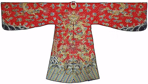 Hình rồng trên áo vua có 5 móng, áo của hoàng thái tử chỉ là rồng mặt nạ, không được trang trí phi long hay hồi long triều nhật và chỉ có 4 móng. Và nếu trên áo vua, hậu trang trí những con rồng có dáng vẻ uy nghi, đường bệ thì trên áo mũ của hoàng thân, tôn tước chỉ là những con mãng, con giao (các hóa thân ở thứ bậc thấp hơn của rồng). Ảnh: Mãng bào của hoàng tử, mặc lúc thiết đại triều. 