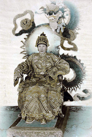 Mũ của hoàng thái hậu chỉ thêu 9 con phượng; mũ của cung giai thì tùy theo thứ bậc mà có từ 1 chim phượng đến 7 chim phượng... Ảnh: Hoàng thái hậu Đoan Huy (vợ vua Khải Định, mẹ vua Bảo Đại) trong trang phục Đại triều.