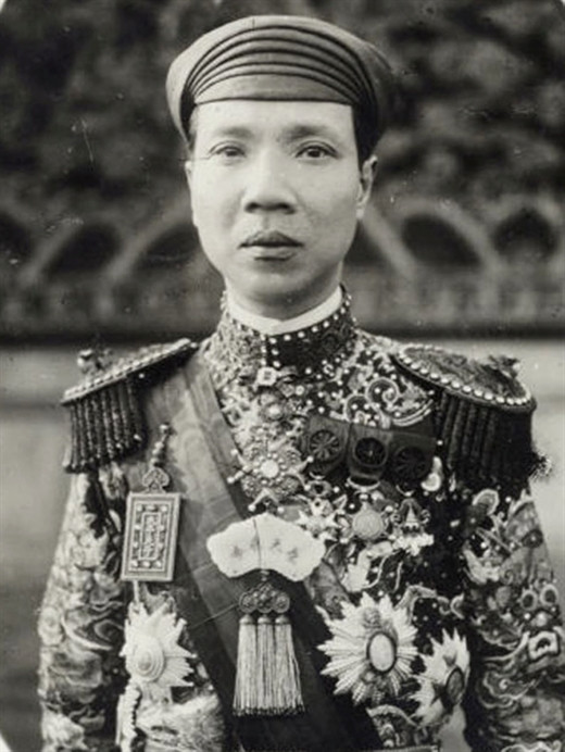 Tuy nhiên, trang phục cũng có lúc phá lệ. Áo thường triều của vua Khải Ðịnh hiện lưu giữ ở Bảo tàng Cổ vật Cung đình Huế, ngoài hoa văn rồng mây, thủy ba như thông lệ còn điểm xuyết 18 đóa hồng nhung thêu kim tuyến và chỉ bóng, cùng hai bông cúc đại đóa ở trước ngực và sau lưng. Trên một áo khác của vua còn có hình chim phượng đối mặt với rồng trong vầng mây hình cầu. Đây là sự thay đổi theo sở thích, tính cách của vua Khải Định. Bài viết sử dụng tư liệu của TS Trần Đức Anh Sơn, Bảo tàng Lịch sử Quốc gia.