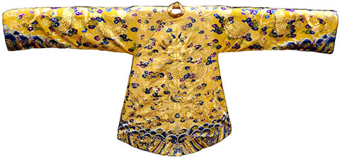 Trên áo mão của các vua hậu triều Nguyễn thường đính vàng bạc, trân châu, kim cương... để tăng thêm giá trị và uy nghi. Theo sách Khâm định Ðại Nam hội điển sự lệ, trên chiếc mũ vua đội lúc thiết đại triều có đính 31 hình rồng làm bằng vàng tốt; 30 đóa hoa vuông có khảm ngọc, đính thêm 140 hạt kim cương và trân châu. Ảnh: Long cổn của vua, mặc lúc tế lễ ở các miếu.