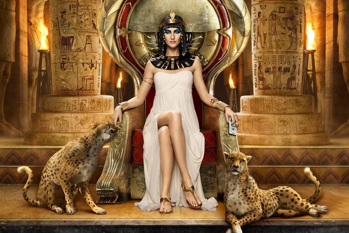 Bà tin rằng thay vào đó, Cleopatra và các nữ tì chết vì một loại độc tự chế, có thể được đưa lén vào phòng hoặc cất giữ trên người nữ hoàng trong một cái trâm cài hoặc lược. Một trong những người chú của Cleopatra tự tử bằng cách nuốt thuốc độc; tự tử là một điều cao quý trong truyền thống Hy Lạp mà gia đình bà tuân theo.