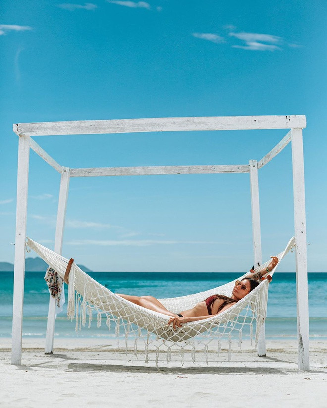 Thuộc địa phận Ninh Hòa, Dốc Lết là một trong những bãi biển hấp dẫn bậc nhất ở Khánh Hòa. Nơi đây nước biển xanh trong, có bãi cát trắng mịn dài, được những hòn đảo lớn, nhỏ ngoài khơi chắn sóng...