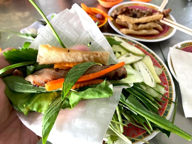 Đến Khánh Hòa, nhiều du khách không thể bỏ qua đặc sản nem nướng Ninh Hòa trứ danh. Người ta dùng thịt nạc giã nhuyễn, thêm mỡ, gia vị... để quết nem và nướng chín trên than hồng, cuốn bánh tráng với ram chiên giòn, rau thơm, dưa, xoài, chuối chát... 