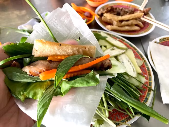 Đến Khánh Hòa, nhiều du khách không thể bỏ qua đặc sản nem nướng Ninh Hòa trứ danh. Người ta dùng thịt nạc giã nhuyễn, thêm mỡ, gia vị... để quết nem và nướng chín trên than hồng, cuốn bánh tráng với ram chiên giòn, rau thơm, dưa, xoài, chuối chát... 