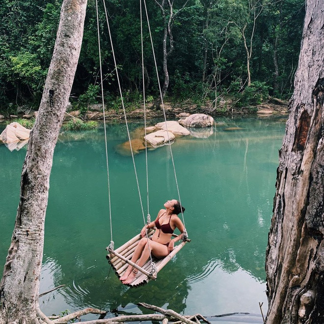 Đến Ninh Hòa, du khách có thể khám phá khu du lịch sinh thái Ba Hồ với khung cảnh thiên nhiên trong lành, thoáng đãng. Dòng suối Ba Hồ ở đây bắt nguồn từ núi cao, chảy men theo các triền đá, xuyên qua cánh rừng nguyên sinh, tạo thành 3 hồ nước ở độ cao khác nhau.