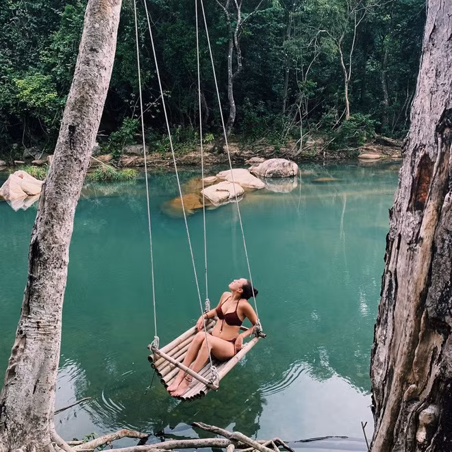 Đến Ninh Hòa, du khách có thể khám phá khu du lịch sinh thái Ba Hồ với khung cảnh thiên nhiên trong lành, thoáng đãng. Dòng suối Ba Hồ ở đây bắt nguồn từ núi cao, chảy men theo các triền đá, xuyên qua cánh rừng nguyên sinh, tạo thành 3 hồ nước ở độ cao khác nhau.