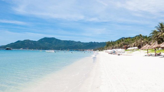 Thị xã Ninh Hòa hiện có đến 20 xã, 7 phường. Đó là các xã: Ninh An, Ninh Bình, Ninh Đông, Ninh Hưng, Ninh Ích, Ninh Lộc, Ninh Phú, Ninh Phụng, Ninh Phước, Ninh Quang, Ninh Sim, Ninh Sơn, Ninh Tân, Ninh Tây, Ninh Thân, Ninh Thọ, Ninh Thượng, Ninh Trung, Ninh Vân, Ninh Xuân; và các phường: Ninh Đa, Ninh Diêm, Ninh Giang, Ninh Hà, Ninh Hải, Ninh Hiệp, Ninh Thủy.