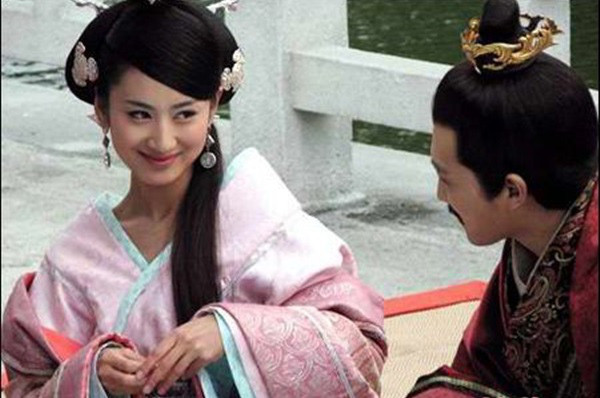 Lịch sử Trung Hoa chép lại, vua Hán Thành Đế nổi tiếng ham mê tửu sắc. Một lần bước vào kỹ viện, đã mê đắm dung nhan của đệ nhất kỹ nữ, dung mạo thanh tú, dáng người uyển chuyển như liễu đào, nhảy múa xuất thần như chim yến.