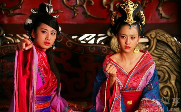 Năm Hán Thành Đế 46 tuổi, trong một lần tận hưởng hoan lạc cùng mỹ nhân Hợp Đức, dùng đan dược (thuốc tráng dương ngày xưa) đã qua đời. Triệu Phi Yến không có con nên đã đề bạt Lưu Hân - cháu Hán Thành Đế kế vị.