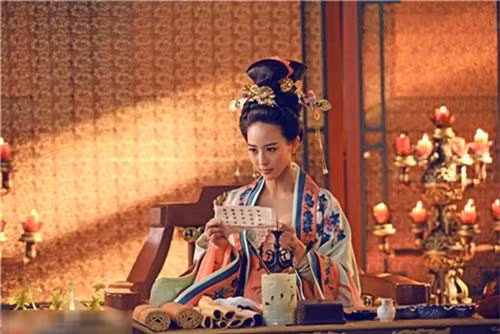 Chuyện kể một cung phi là Tào Cung đã sinh cho Hán Thành Đế 1 người con trai khiến vua sung sướng đến phát cuồng. Triệu Phi Yến hay tin đã ép vua xử tử cả hai mẹ con Tào Cung.