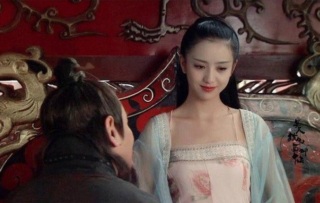 Hán Thành Đế sủng hạnh Triệu Phi Yến vô cùng, một mực tin tưởng, hết lòng hết dạ yêu thương. Sự đắc sủng ấy khiến Hoàng thái hậu vô cùng tức giận, bà ra sức khuyên can, nhưng Hán Thành Đế vẫn bỏ ngoài tai.