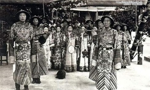 Ở thái giám cũng có một đặc điểm đặc biệt: Không có râu. Dù một người có bao nhiêu râu trên gương mặt, trước hay sau hoạn, thì bộ râu đó sẽ dần mất đi sau 2 hoặc 3 tháng tịnh thân. Cuối cùng khuôn mặt sẽ ngày càng mịn màng, trông như một viên trân châu sáng bóng.