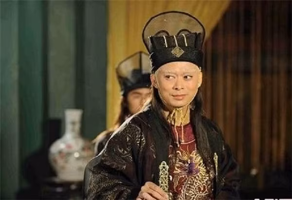 Một số người khác tìm hương liệu để lấp đi mùi hôi kia. Đây được xem là cách thức hữu hiệu nhất. Chính vì sử dụng hương liệu mà các thái giám đã không khiến hoàng đế và các phi tần hậu cung khó chịu khi đứng gần. Tuy nhiên, không phải thái giám nào cũng có đủ khả năng và đủ tài chính để tìm hương liệu tốt.