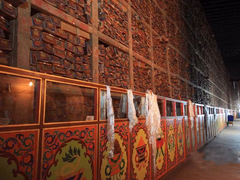 Tu viện Sakya thường được gọi là "Đôn Hoàng thứ hai", với bộ sưu tập khổng lồ hơn 40.000 cuốn sách kinh Phật. SakyaKloster có kệ sách đặt khoảng 10.000 bản kinh thư cổ. Các giá sách bao gồm cả hai bên của căn phòng từ dưới sàn lên đến trần. Các kệ ở mỗi bên có chiều dài 57 m và cao 11 m. Đây cũng là quê hương của kinh thư lớn nhất thế giới, BurdeGyaimalung, dài gần 2 m. Kinh thư là một bản ghi chép về tôn giáo, văn hoá, lịch sử, triết học, văn học và nông nghiệp Tây Tạng nặng hơn 500 kg. Ảnh: Tibet Vista.