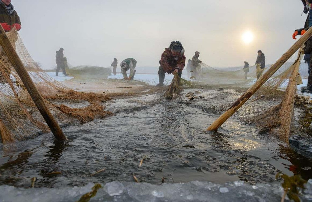 Cuộc sống của người dân nơi đây đều phụ thuộc vào bờ sông. Họ chăn tuần lộc, săn thú hay câu cá trên băng để duy trì cuộc sống. Chính sự xa xôi đó nên Sakha có rất nhiều kỳ quan thiên nhiên hoang sơ, chưa được khám phá. Hồ thủy tinh hay dòng sông băng tuyệt đẹp, nơi có những hóa thạch nguyên vẹn của voi ma mút cổ đại, là hai trong số những nơi kỳ bí.