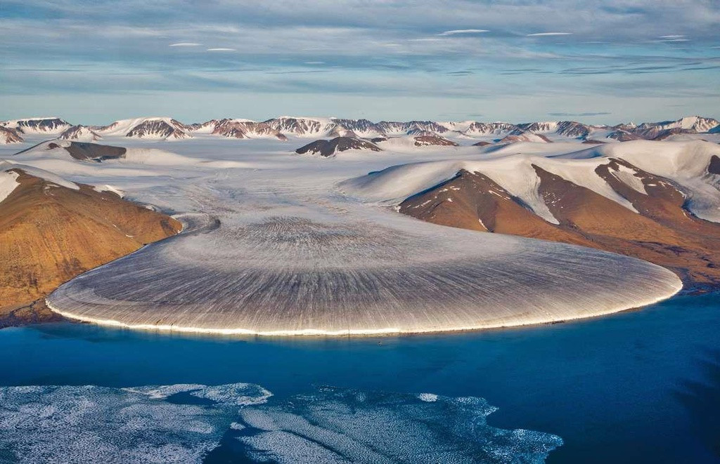  4. Greenland: Greenland là một trong những quốc gia ít được ghé thăm nhất ở châu Âu. 100.000 du khách tới Greenland trong năm 2018, ít hơn rất nhiều so với 2 triệu du khách đến Iceland cạnh đó. Điều đó nghĩa là phần lớn cảnh quan hùng vĩ của núi non và các sông băng tuyệt đẹp tại đây sẽ không có người chiêm ngưỡng.