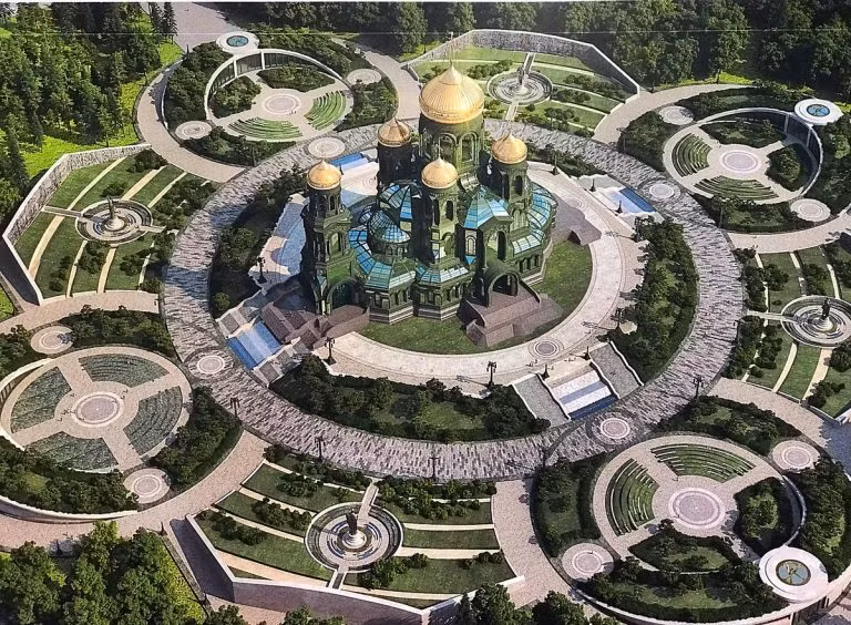 Là một kiến trúc hùng vĩ, nằm ở khu ngoại ô Kubinka của Moskva, Nhà thờ của quân đội Nga đã được thánh hiến vào ngày 14/6 vừa qua. Lễ khánh thành ban đầu được lên kế hoạch tổ chức vào 9/5, đúng ngày kỷ niệm 75 năm Chiến thắng phát xít Đức trong cuộc Chiến tranh Vệ quốc vĩ đại, nhưng đã bị hoãn do cuộc khủng hoảng COVID-19.