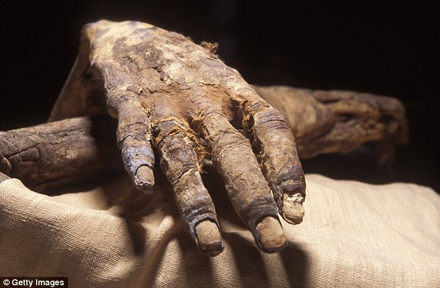 Trong chương trình truyền hình vừa phát sóng trên kênh Channel 5 có tên “Egypt’s Great Treasures”, Tiến sĩ Bettany Hughes cho biết, vị Pharaoh này có rất nhiều kẻ thù. Ông phải chiến đấu với những đội quân xâm lược tới từ Trung Đông để bảo vệ đế chế của mình.