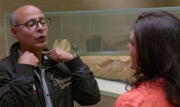 Nguyên nhân cái chết của vua Ramses III vẫn luôn là chủ đề gây tranh cãi giữa các chuyên gia trong nhiều năm qua. Theo những tài liệu lịch sử được ghi lại, người ta cho rằng vị pharaoh này bị ám sát bởi các thuộc cấp và một trong những bà vợ của ông - Nữ hoàng Tiye - trong một âm mưu được gọi là “Âm mưu của Harem”. Ảnh: Tiến sĩ Bettany Hughes chia sẻ những phát hiện mới về xác ướp pharaoh Ramses III.