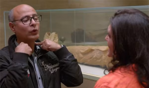 Nguyên nhân cái chết của vua Ramses III vẫn luôn là chủ đề gây tranh cãi giữa các chuyên gia trong nhiều năm qua. Theo những tài liệu lịch sử được ghi lại, người ta cho rằng vị pharaoh này bị ám sát bởi các thuộc cấp và một trong những bà vợ của ông - Nữ hoàng Tiye - trong một âm mưu được gọi là “Âm mưu của Harem”. Ảnh: Tiến sĩ Bettany Hughes chia sẻ những phát hiện mới về xác ướp pharaoh Ramses III.