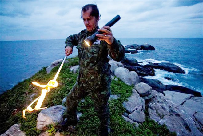 Dù nguy hiểm nhưng nhiều người vẫn tò mò muốn khám phá đảo rắn này.