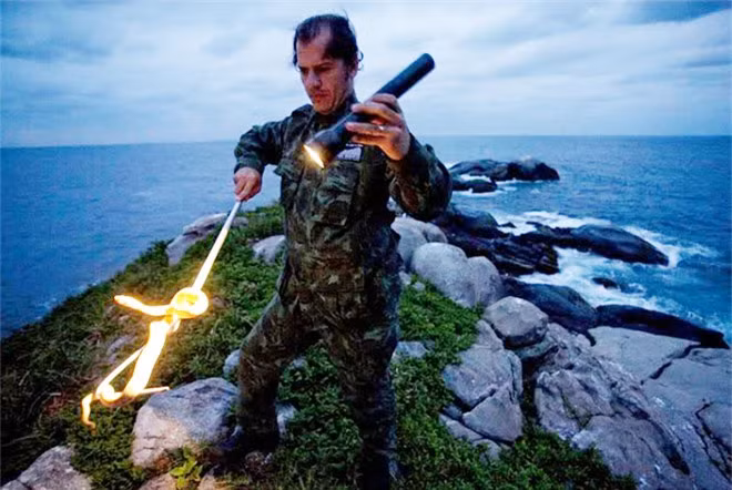 Dù nguy hiểm nhưng nhiều người vẫn tò mò muốn khám phá đảo rắn này.