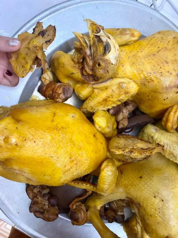 Một cô gái cầu cứu: "Mọi người ơi cho em hỏi. Em lỡ tay làm rụng mào gà cúng lễ thì bây giờ phải làm thế nào ạ? Nhanh giúp em với ạ không bố mẹ em gạch tên em ra khỏi hộ khẩu mất".