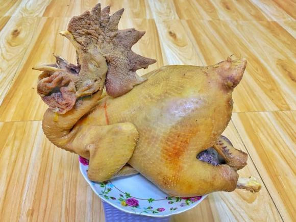 Một cư dân mạng chia sẻ: "Đây là năm đầu em chuẩn bị đồ cúng giao thừa, không biết có đúng không mà nhìn trông kém sang vậy".