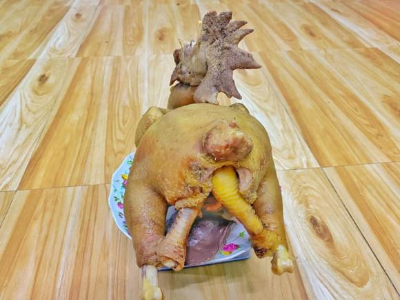 Chàng trai miêu tả về con gà cúng: "Nhìn cái mồm nó oan ức quá các bác ạ".