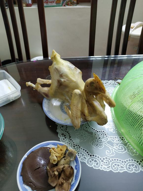 Tài khoản P. T chia sẻ hình ảnh con gà cúng gầy nhom: "Gà thời Covid các bác ạ. Chắc các cụ sẽ thương phù hộ cho năm tới được béo tốt hơn".