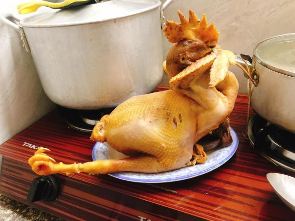 "Luộc con gà để tối thắp giao thừa ngoài trời, lúc luộc 1 cái chân nó lại thò ra như này theo các bác em có nên bẻ nhét nó lại không, liệu có gẫy chân không nhỉ", tài khoản T.T hỏi.