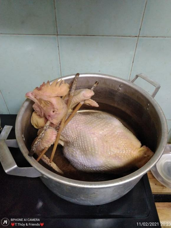 Hiện tại, người nội trợ có thể dễ dàng mua gà cúng luộc sẵn bán tại khắp các chợ. Nhưng nhiều chị em vẫn muốn tự tay chọn, buộc và luộc gà trong mâm cỗ Tết, để tỏ lòng thành kính dâng lên đất trời, tiên tổ trong những ngày đầu năm.