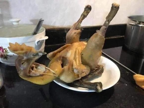 Ngoài ra, cư dân mạng còn cười đau bụng với những dáng lạ của gà cúng. 