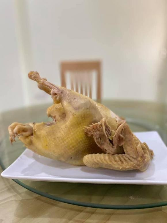 Tuy nhiên, không phải ai cũng khéo tay làm được một con gà luộc đẹp để cúng giao thừa. Mới đây, hàng loạt cư dân mạng chia sẻ hình ảnh gà luộc "phiên bản lỗi" khiến cư dân mạng cười đau bụng. Ảnh: Lần đầu làm gà cánh tiên, cô gái thấy mình đã thất bại.