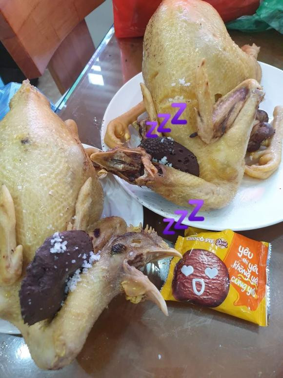 Tài khoản H.L than thở: "Em mệt vì Tết quá ạ ngủ lúc 2h sáng 6h kém vào chuồng chơi với gà, dường như gà cũng thiếu ngủ giống em vậy!"