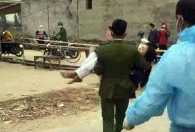 Xuc dong hinh anh nu nhan vien y te ngat xiu do lam viec qua suc