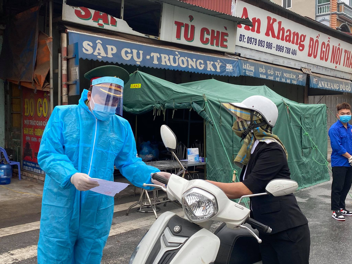 Mỗi chốt sẽ bố trí 6 cán bộ Công an chia làm 3 ca, cùng với các lực lượng quân đội, y tế, thanh niên tình nguyện… đảm bảo thực hiện nhiệm vụ phòng chống dịch 24/24h. 