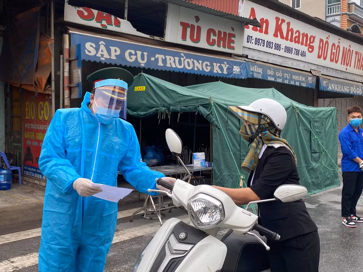 Mỗi chốt sẽ bố trí 6 cán bộ Công an chia làm 3 ca, cùng với các lực lượng quân đội, y tế, thanh niên tình nguyện… đảm bảo thực hiện nhiệm vụ phòng chống dịch 24/24h. 