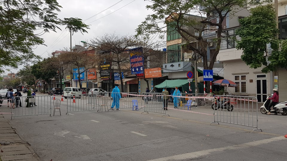 Từ 0h ngày 16/2, khi áp dụng cách ly xã hội toàn tỉnh, Công an tỉnh Hải Dương đã tham mưu triển khai thành lập thêm 17 chốt cấp tỉnh tại các điểm đầu vào địa phận tỉnh Hải Dương, tại các điểm giao cắt trên quốc lộ 5 và tại các điểm giao cắt trên quốc lộ 18 với tổng số 102 cán bộ chiến sỹ Công an được tăng cường từ các đơn vị thuộc Công an tỉnh, trong đó có cả cán bộ nữ. 