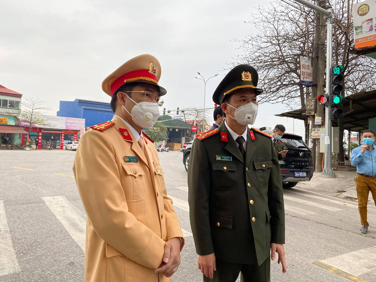 Giám đốc Công an tỉnh Hải Dương, đại tá Lê Ngọc Châu yêu cầu các chốt thực hiện nghiêm việc kiểm soát người và phương tiện đi qua chốt đúng luật, chỉ cho qua chốt người và phương tiện chở hàng, nhu yếu phẩm thiết yếu, hàng hóa phục vụ sản xuất, xe lực lượng chống dịch, công nhân làm việc tại các doanh nghiệp, công ty có kiểm soát y tế. Các lực lượng sẵn sàng cho việc ứng trực thời gian dài khi dịch bệnh diễn biến còn phức tạp...