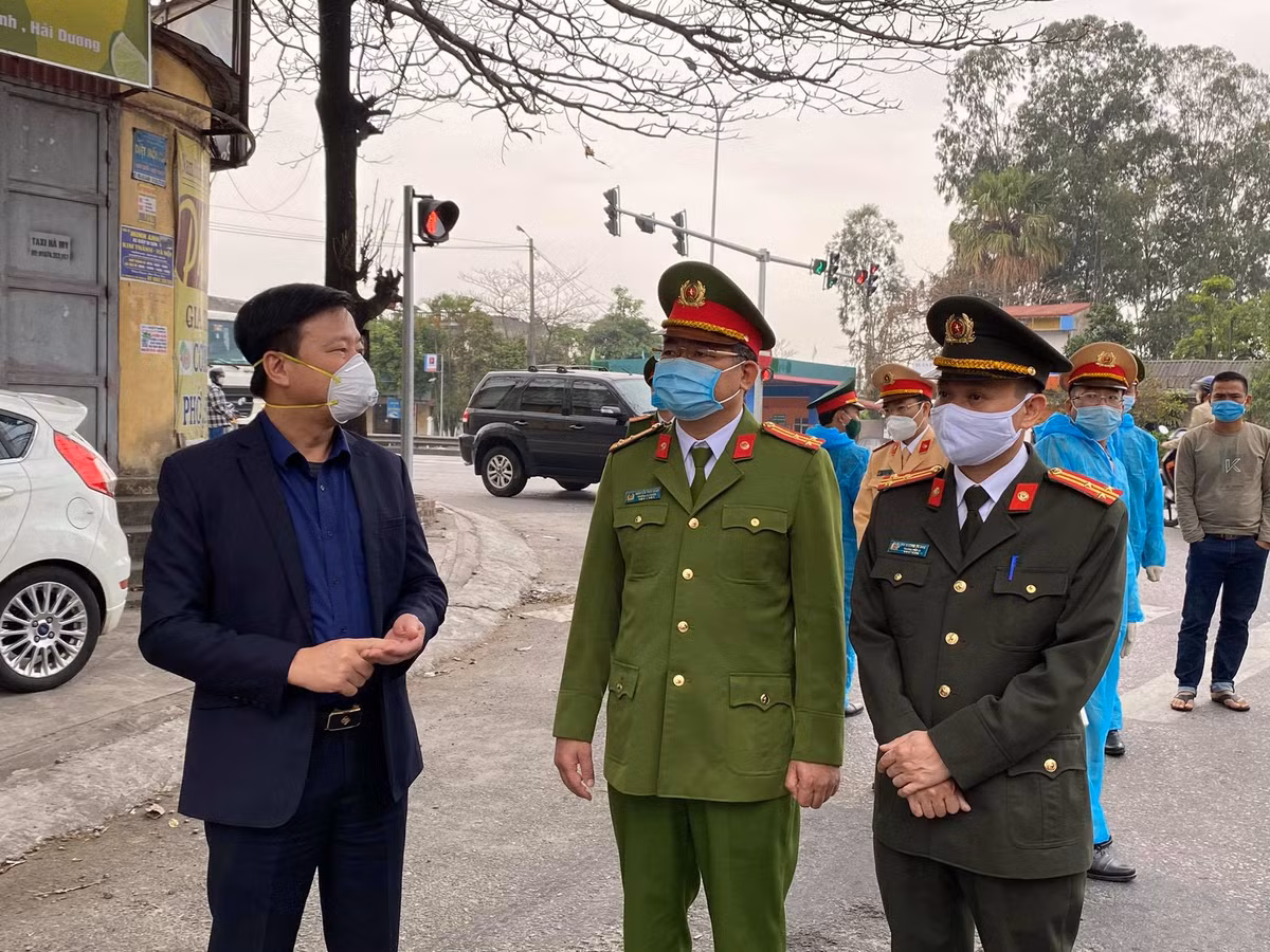 Sáng 16/2, Bí thư Tỉnh ủy Hải Dương Phạm Xuân Thăng đã đi thực tế kiểm tra, chỉ đạo lực lượng làm nhiệm vụ tại các chốt kiểm soát ở địa bàn giáp danh giữa Hải Dương và các địa phương lân cận. 
