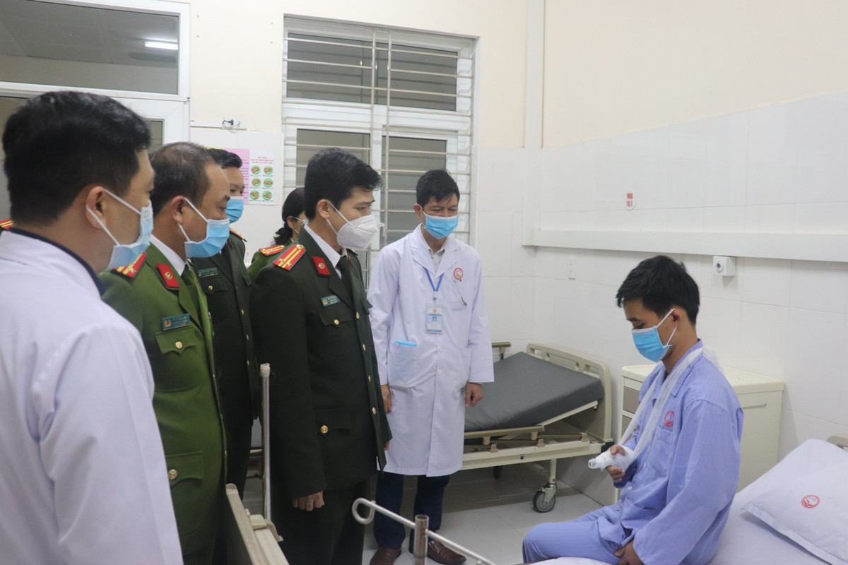 Khoi to nhom doi tuong co y gay thuong tich cho thieu uy cong an-Hinh-2