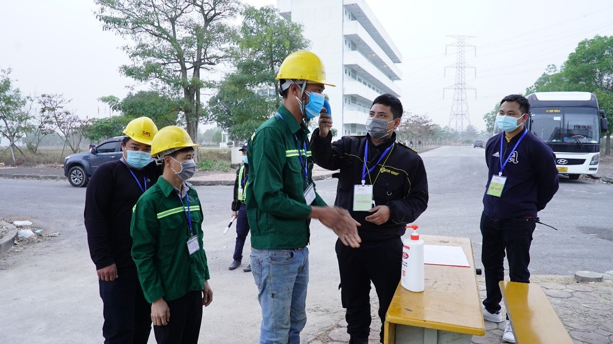 Một chốt được đặt ở vòng ngoài cổng trường ĐH Sao Đỏ - cơ sở 2 có sự tham gia của lực lượng quân đội và y tế tỉnh Hải Dương. Chốt thứ hai đặt bên trong khu vực thi công do lực lượng an ninh của Tập đoàn Sun Group đảm nhiệm.